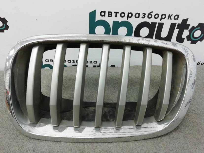 Решетка радиатора левая, серая 51137305589 для BMW БУ; Оригинал; Р1, Мелкий дефект;