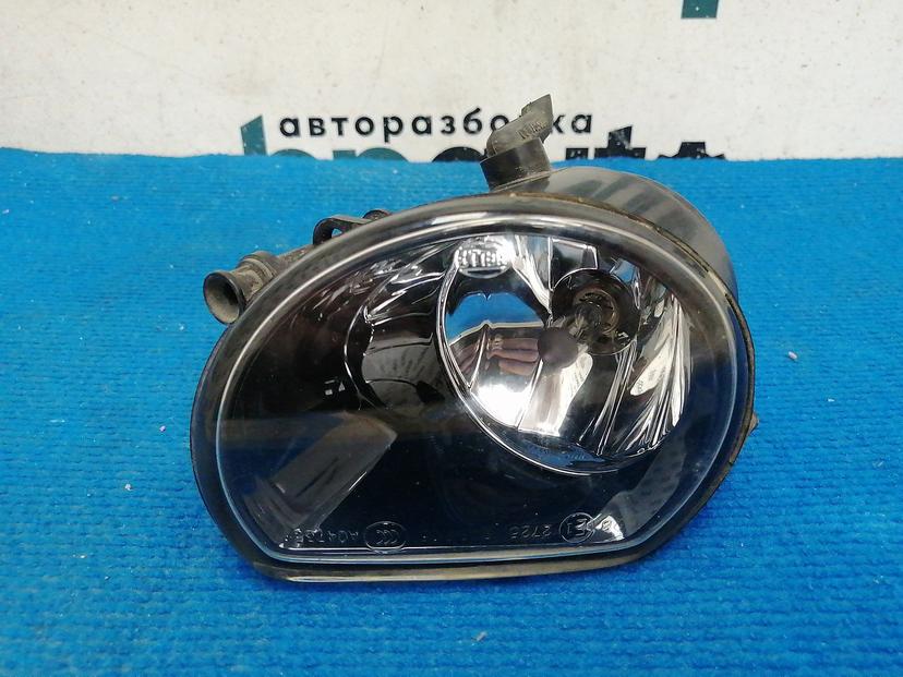 ПТФ правая 4L0941700A для Audi Q7 I рест. 2010-2015 БУ; Оригинал; Р1, Мелкий дефект;