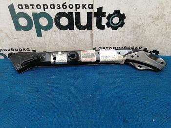 Кронштейн над фарой левый, ресничка 58260-80J01-000 для Suzuki SX-4 2006 — 2013 Нов; Оригинал;