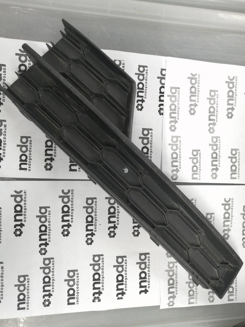 Решетка переднего бампера левая 5E0 807 681 F для Skoda Octavia БУ; Оригинал; Р1, Мелкий дефект;