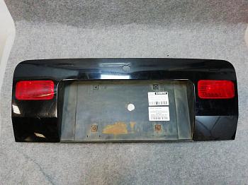 Накладка крышки багажник под номерной знак 4B9945695P для Audi A6 I C5 Allroad 2000-2006 БУ; Оригинал; Р1, Мелкий дефект;