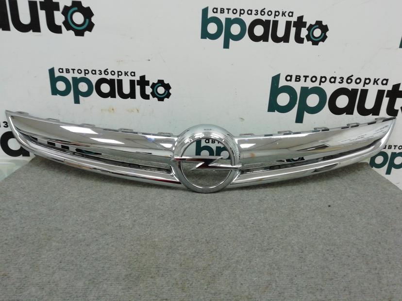 Хром решетки радиатора 13300699 для Opel Zafira С 2012 - 2016 БУ; Оригинал; Р1, Мелкий дефект;