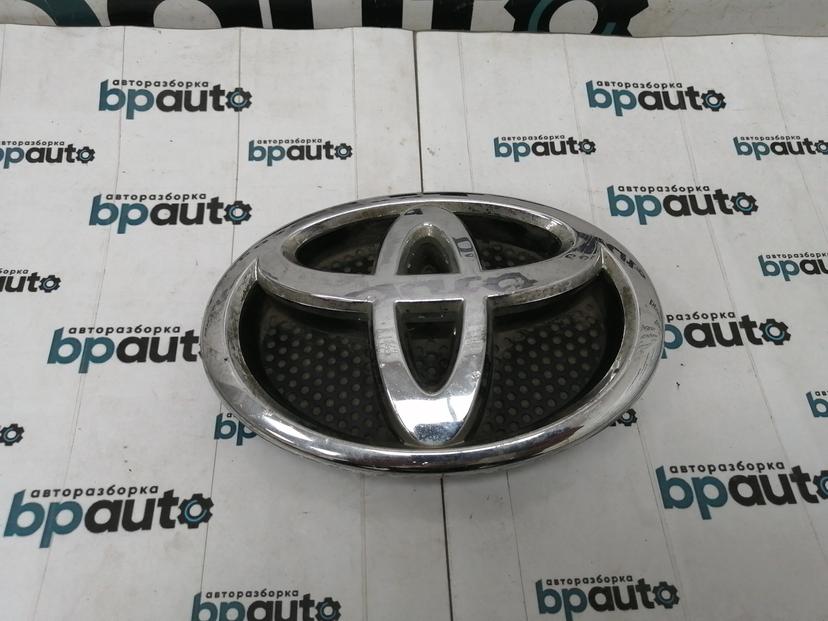 Эмблема переднего бампера 75311-02140 для Toyota Auris I 2007- 2010 БУ; Оригинал; Р1, Мелкий дефект;