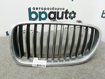 Решетка радиатора левая, 12 перемычек 51137200727 для BMW 5 серия F10 F11 БУ; Оригинал; Р1, Мелкий дефект;