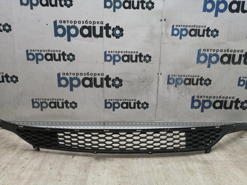 Решетка переднего бампера 86522-A7000 для Kia Cerato III 2013-2016 БУ; Оригинал; Р1, Мелкий дефект;