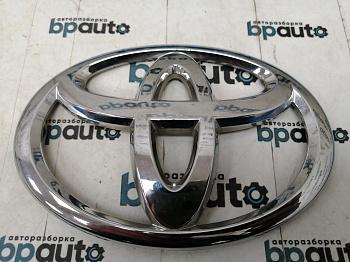 Эмблема на крышку багажника 90975-02129 для Toyota БУ; Оригинал; Р1, Мелкий дефект;