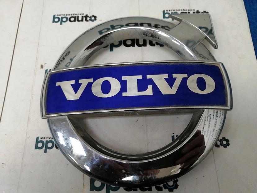 Эмблема решетки радиатора 30796425 для Volvo XC60 БУ; Оригинал; Р1, Мелкий дефект;