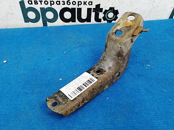 Кронштейн подножки правый средний 51795-60090 для Toyota Land Cruiser 200 2008 — 2012 БУ; Оригинал; Р0, Хорошее;