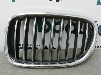 Решетка радиатора левая, 9 перемычек 51137295297 для BMW 7 серия F01 F02 БУ; Оригинал; Р1, Мелкий дефект;