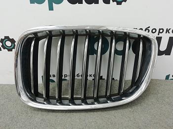 Решетка радиатора левая 51137336485 для BMW 5 серия VI GT F07 рест. 2013-2017 БУ; Оригинал; Р1, Мелкий дефект;