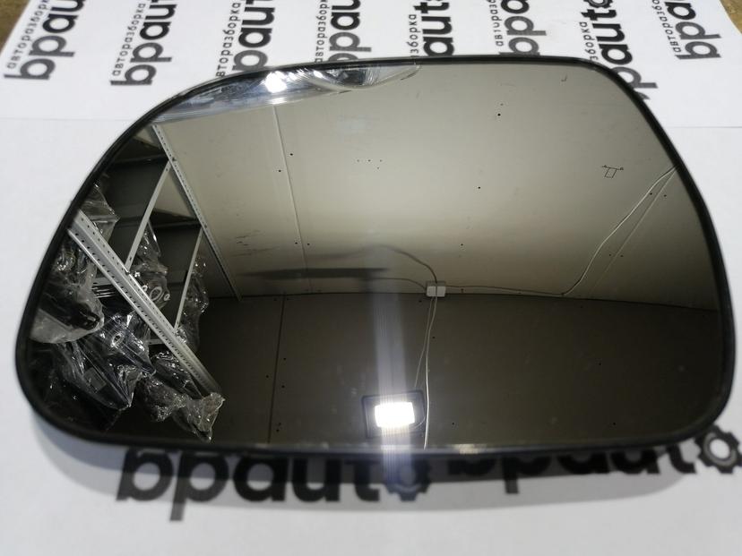 Зеркальный элемент левый 87961-28A60 для Toyota Highlander II рест. 2010 - 2013 БУ; Оригинал; Р1, Мелкий дефект;